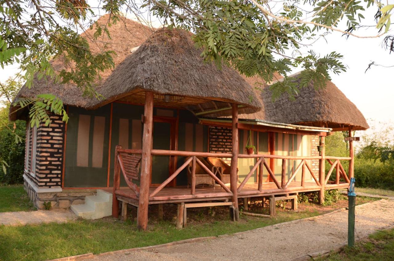 Irungu Forest Safari Lodge Katunguru 外观 照片