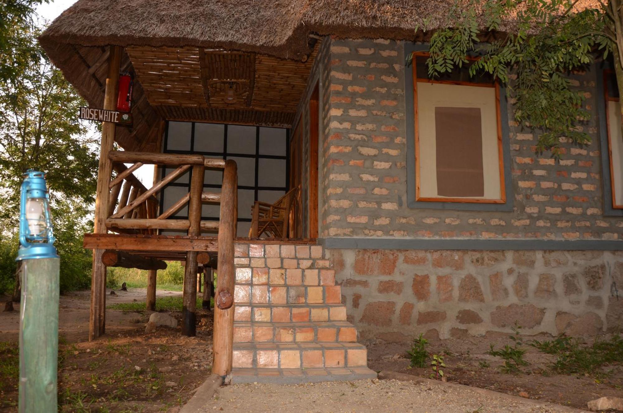 Irungu Forest Safari Lodge Katunguru 外观 照片