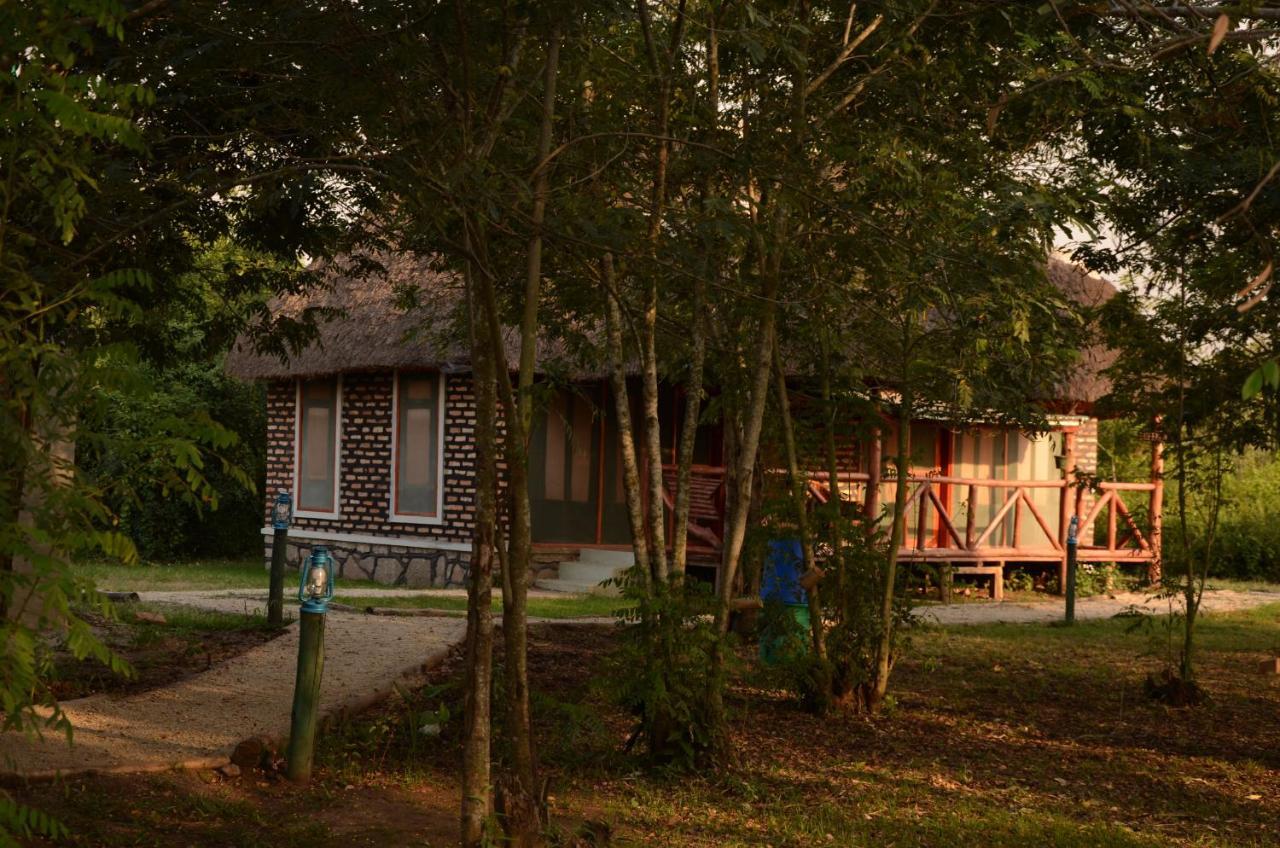 Irungu Forest Safari Lodge Katunguru 外观 照片